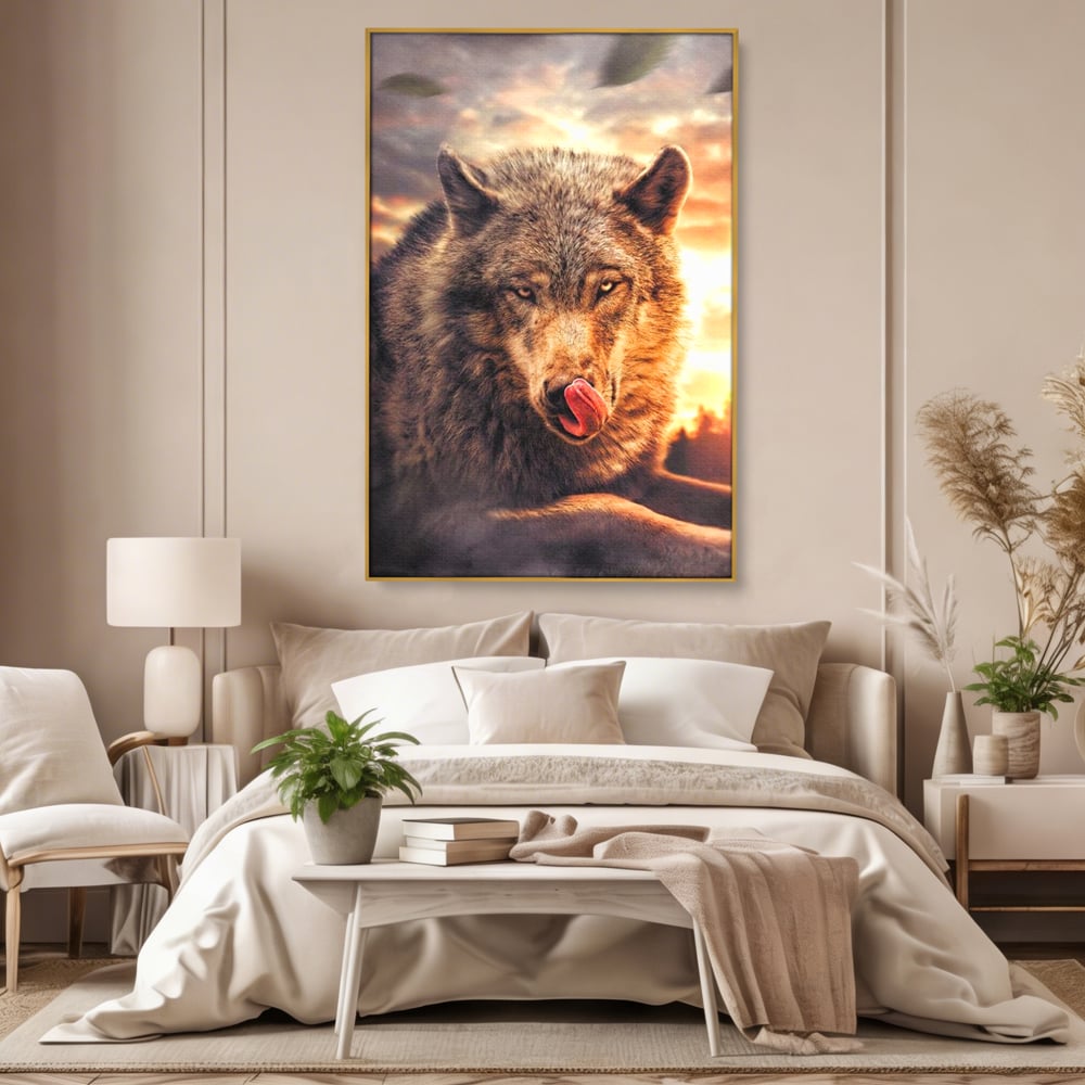 Tablou canvas cu tablou canvas cu lup salbatic la apus, in rama de aluminiu auriu, pe perete intr-un dormitor